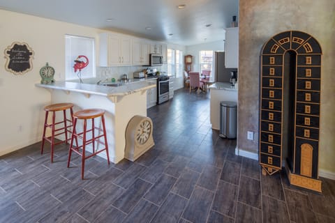 Kitchen and Breakfast bar