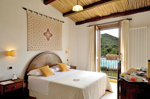 Junior Suite | Premium bedding, in-room safe, desk, blackout drapes