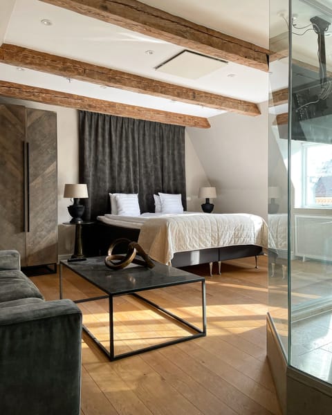 Deluxe Suite | Minibar, in-room safe, desk, blackout drapes