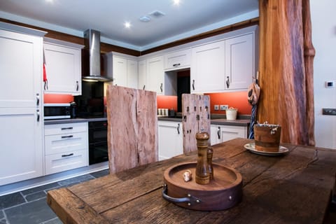 House, Multiple Beds, Non Smoking | Private kitchen | Fridge, microwave, oven, stovetop