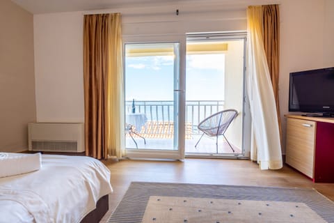 Superior Room, Sea View | Desk, soundproofing, iron/ironing board, free cribs/infant beds