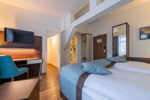 Hypo-allergenic bedding, minibar, in-room safe, desk