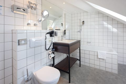 Deep soaking tub, free toiletries, hair dryer, bathrobes