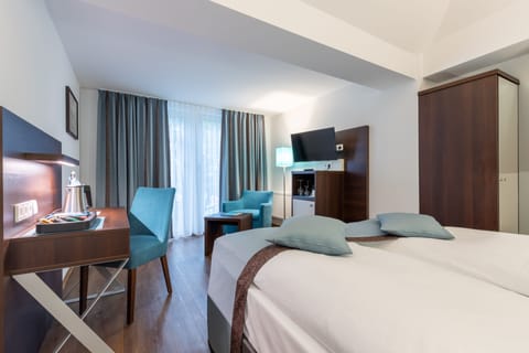 Hypo-allergenic bedding, minibar, in-room safe, desk