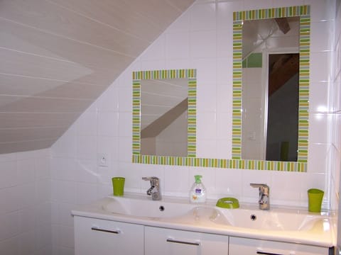 Room (Ecole) | Bathroom sink