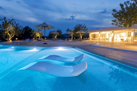 Outdoor pool, sun loungers
