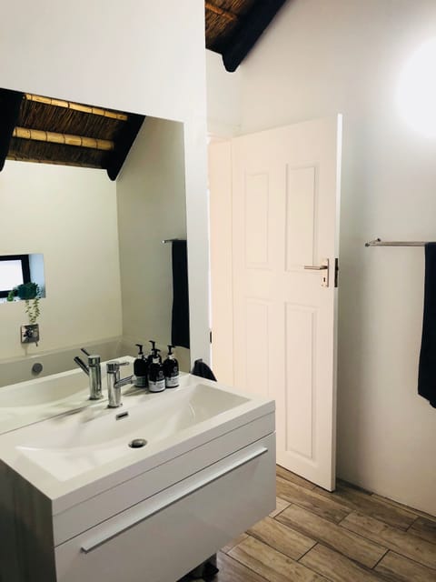 Premium Suite, 1 Bedroom | Bathroom | Free toiletries, hair dryer, towels