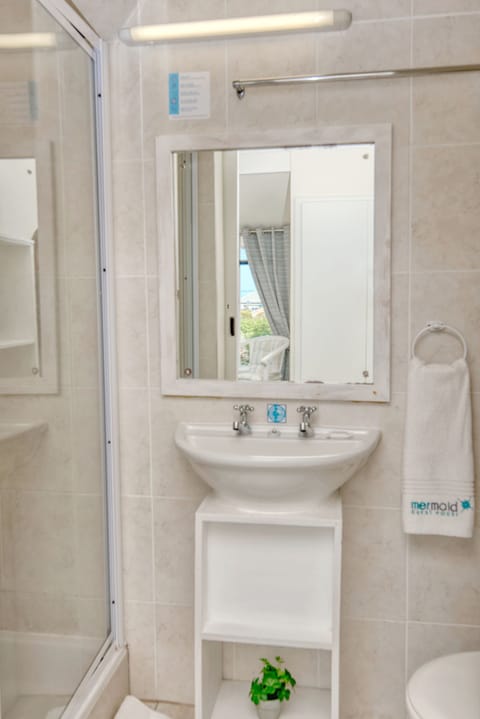 Standard Twin Room | Bathroom | Shower, free toiletries, hair dryer, towels