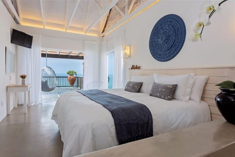 Luxury Double Room, 1 King Bed, Ocean View | Minibar, individually decorated, individually furnished, free WiFi