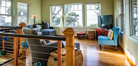 Upstairs Loft (faces West)