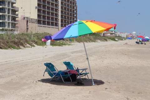 RELAX! Steps away from The Gulf.