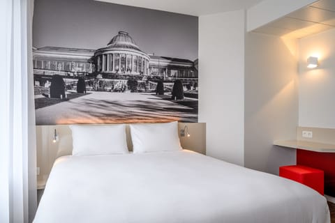 Classic Double Room, Accessible | Individually decorated, desk, laptop workspace, blackout drapes