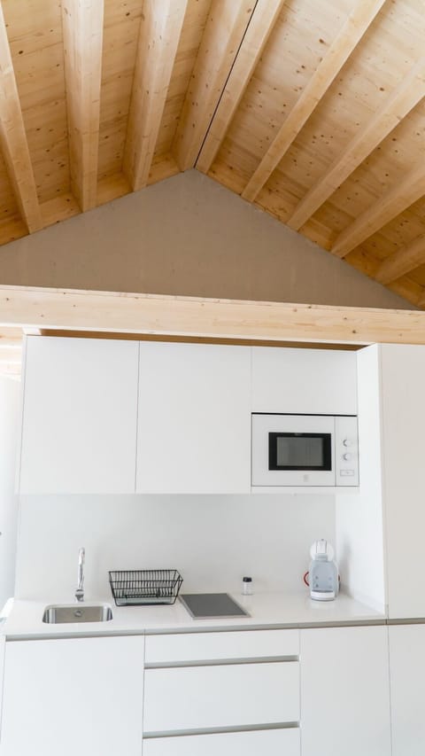 Full-size fridge, microwave, stovetop, coffee/tea maker