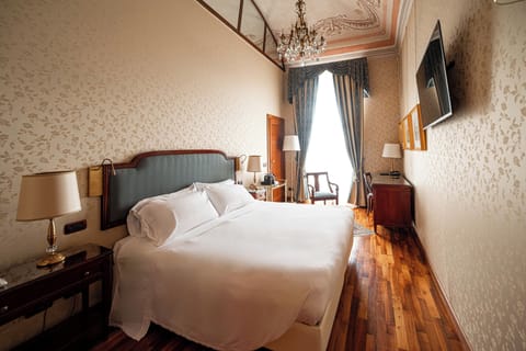 Deluxe Room | Premium bedding, minibar, in-room safe, desk