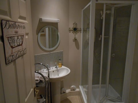 Superior Twin Room | Bathroom | Free toiletries, hair dryer, bathrobes, towels