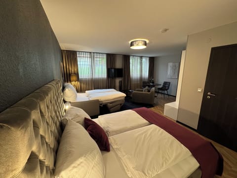 Family Studio | Blackout drapes, soundproofing, iron/ironing board, free WiFi