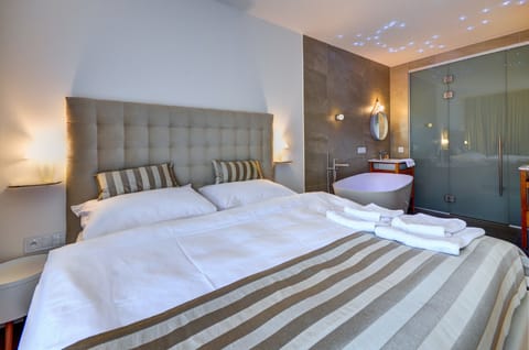 Suite, 1 Queen Bed (Wedding) | Minibar, in-room safe, blackout drapes, free WiFi