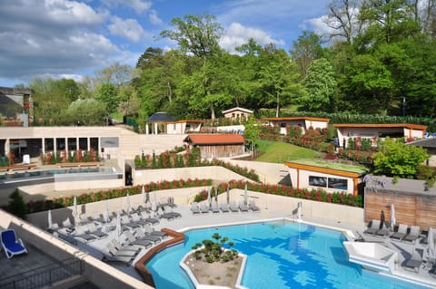 Indoor pool, 2 outdoor pools, free cabanas, pool umbrellas