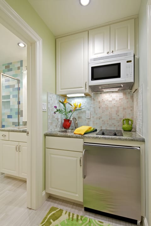 Traveler Suite | Private kitchenette | Fridge, stovetop, coffee/tea maker, cookware/dishes/utensils