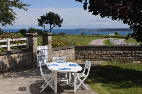 Your MEALS on the Terrace with open SEAVIEW. Private driveway, QUIET