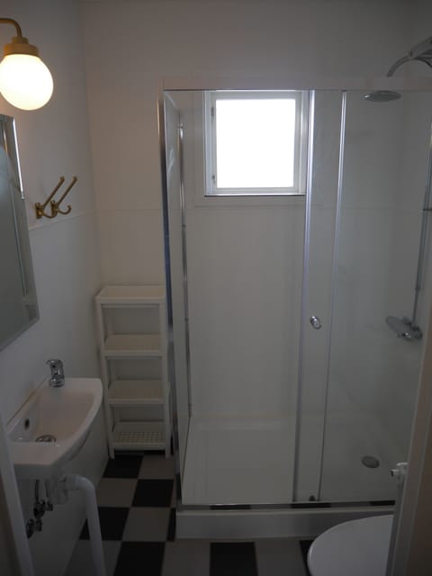 Bungalow, 2 Bedrooms | Bathroom | Shower, towels