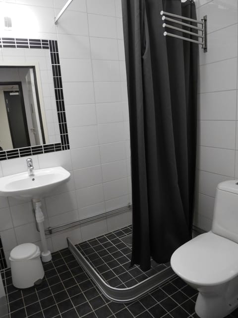 Quadruple Room | Bathroom | Shower, towels