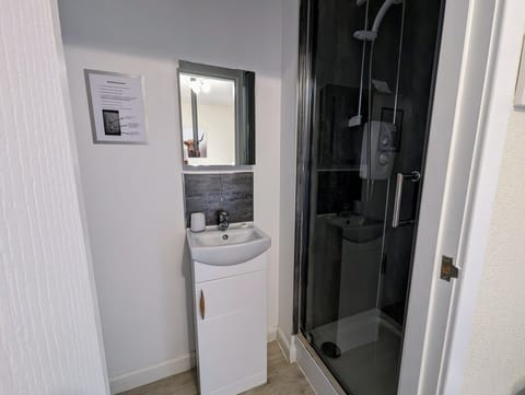 Classic Single Room, 1 Twin Bed, Non Smoking | Bathroom | Shower, hair dryer, towels