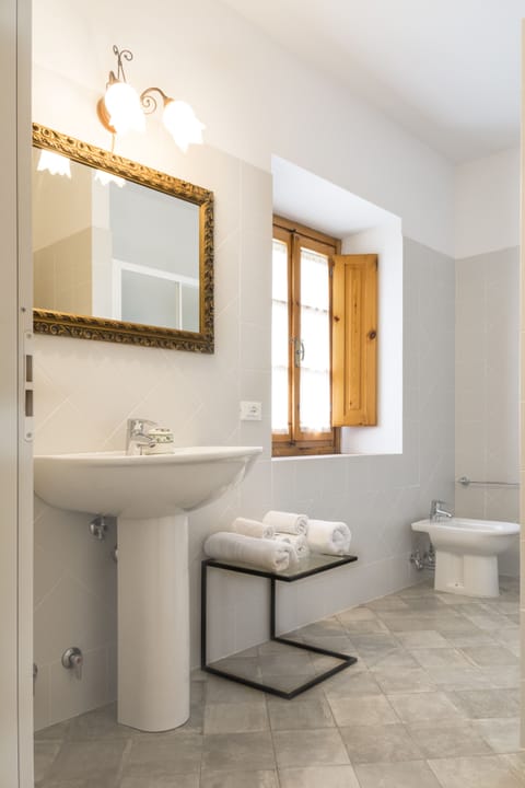 Comfort Room | Bathroom | Shower, free toiletries, hair dryer, bathrobes