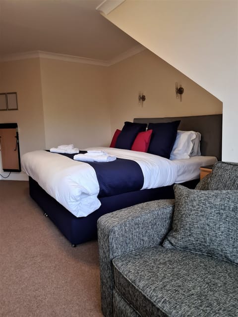 Deluxe Double Room, 1 King Bed, Private Bathroom | 1 bedroom, desk, soundproofing, free WiFi