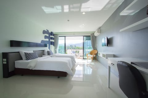 B Deluxe Studio pool & kitchen 
