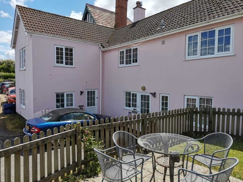 Exmoor Holidays (4 bed)  with car parking.  Quiet convenient location in Porlock