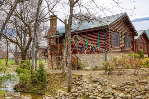 Pigeon Forge Cabin "River Falls" - On the shore of the Little Pigeon River