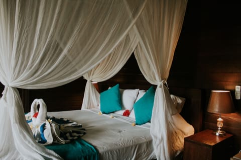 Bungalow, 1 Double Bed, Pool View | Desk, free WiFi