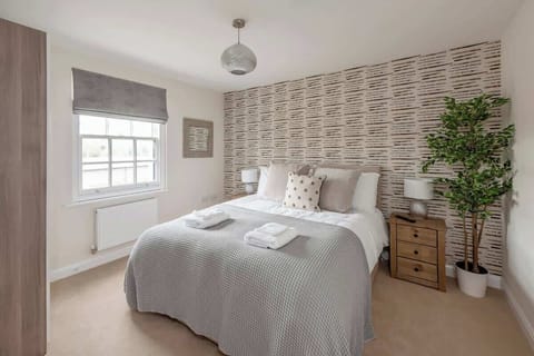 Master bedroom: King