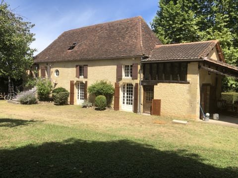 Stand-alone farmhouse standing in own private grounds, with large private pool