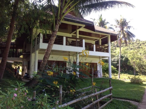 Front of the villa - Villa vue de face
