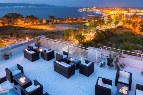 Breakfast, lunch, dinner served; ocean views