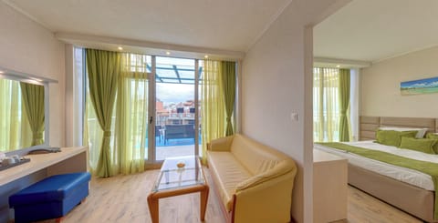 Junior Suite | 1 bedroom, minibar, in-room safe, desk