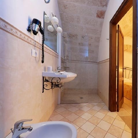 Superior Double Room (Ciliegio) | Bathroom | Shower, free toiletries, hair dryer, bidet