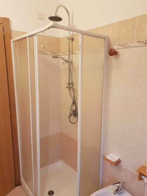 Classic Quadruple Room, Mountain View | Bathroom shower