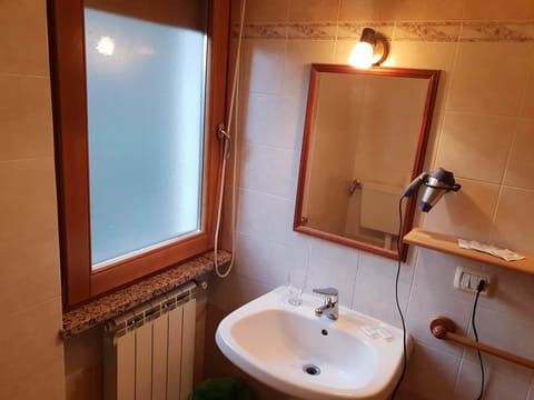 Classic Quadruple Room, Mountain View | Bathroom sink