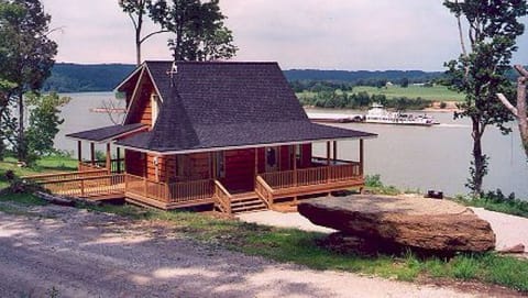 Moondance is right ON the Rivers edge!