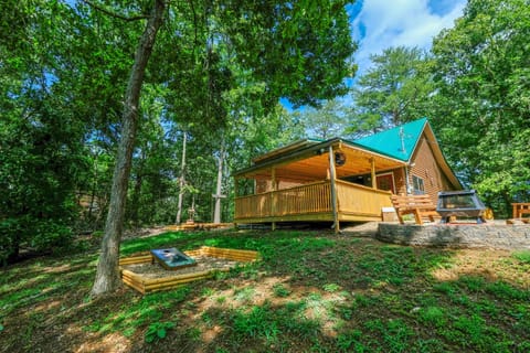 Pigeon Forge Cabin - "S'more Family Fun" - Corn hole boards