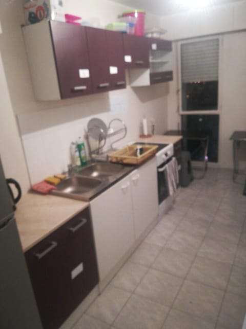 Shared fridge, microwave, stovetop, coffee/tea maker