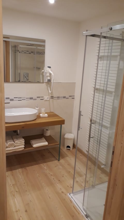 Triple Room | Bathroom sink