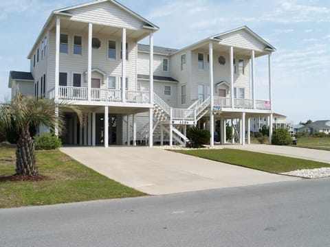 Beautiful Holden Beach Home view from the street