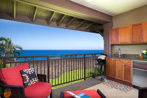 Oceanfront lanai with cozy seating and built in wet bar