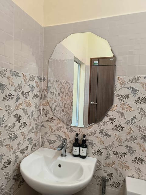 Deluxe Twin Room, 2 Twin Beds, Non Smoking, Sea View | Bathroom | Shower, free toiletries, bathrobes, slippers