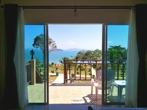 Blackout drapes, soundproofing, free WiFi, bed sheets