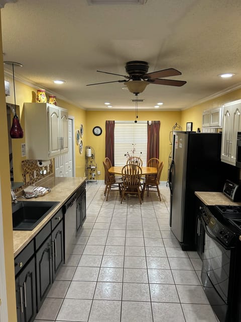 Kitchen and breakfast area